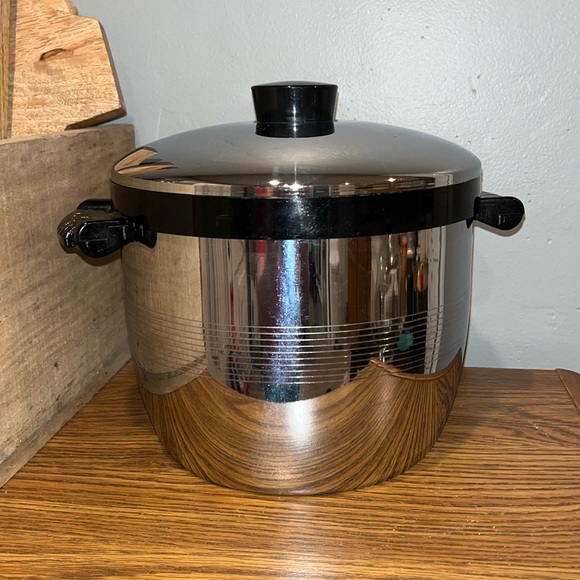 Vintage United Metal Stripe Ice Bucket Chrome Finish with Aluminum Inner Bucket - Picture 2 of 8